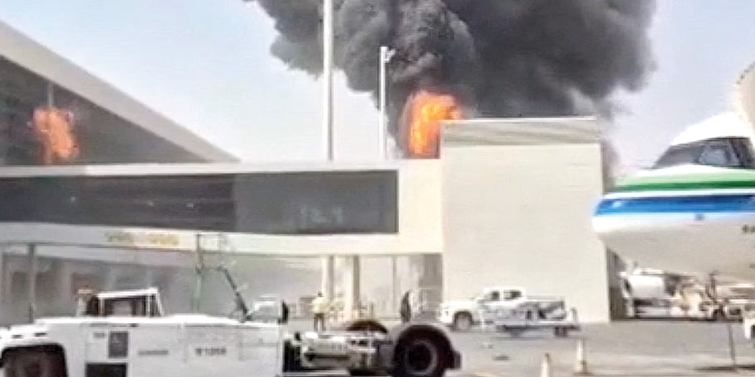 CÁMARAS de vigilancia grabaron el humo y fuego en el momento de un ataque
en el Aeropuerto Internacional Rey Jalid en Riad, ayer.