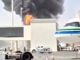 CÁMARAS de vigilancia grabaron el humo y fuego en el momento de un ataque
en el Aeropuerto Internacional Rey Jalid en Riad, ayer.
