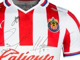 Una playera autografiada de las Chivas