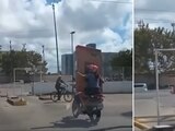 Pareja trata de llevarse pantalla en una motocicleta y todo sale muy mal