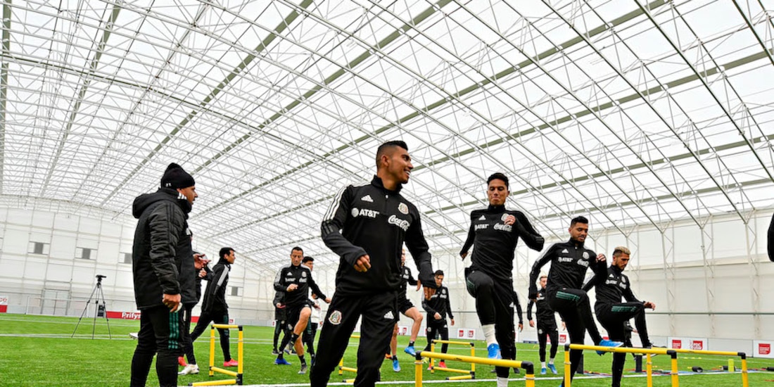 Seleccionados durante un entrenamiento en Cardiff.