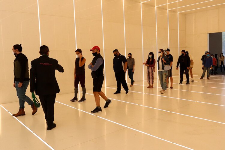 Clientes aguardan su turno para ingresar a Parque Delta, en la colonia Narvarte, en el primer día de reapertura de centros comerciales.