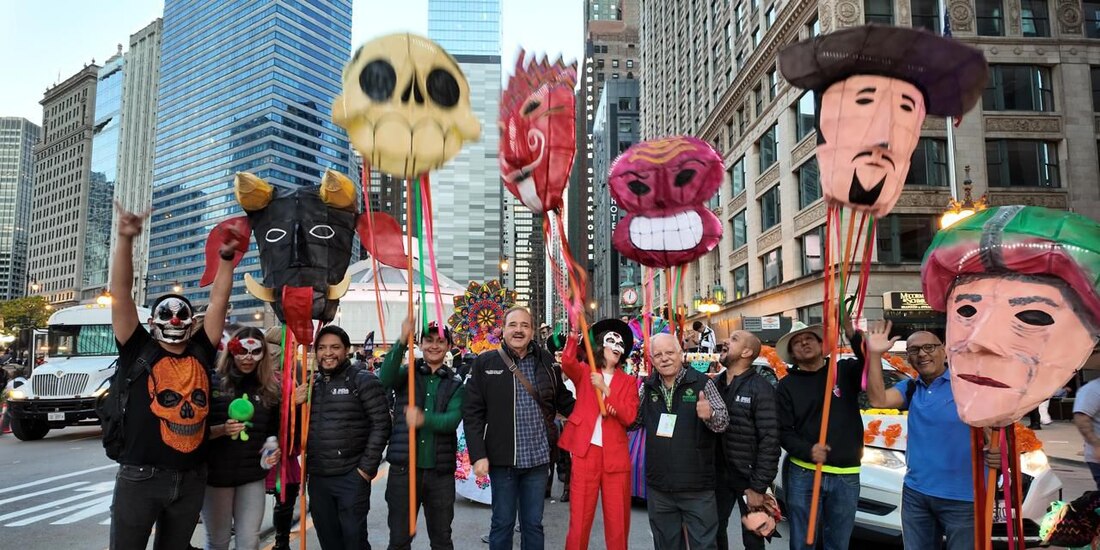 Tradiciones potosinas del Día de Muertos, como el Xantolo, deslumbraron en el desfile Arts in the Dark, celebrado en Chicago, Illinois.