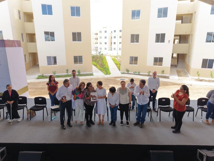 La Gobernadora Mara Lezama Espinosa acompaña a la Presidenta durante el anuncio del incremento en la meta de construcción de vivienda en Quintana Roo.