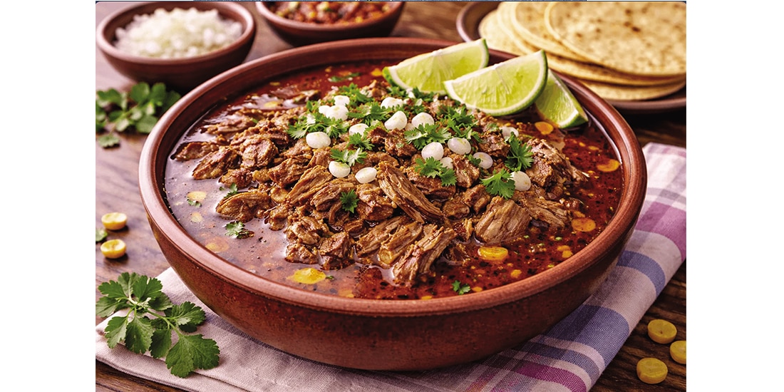 PLATO DE BIRRIA:
Acompañado de una buena salsa y tortillas hechas a mano. Recomendable para levantar muertos y superar la cruda después de la fiesta.