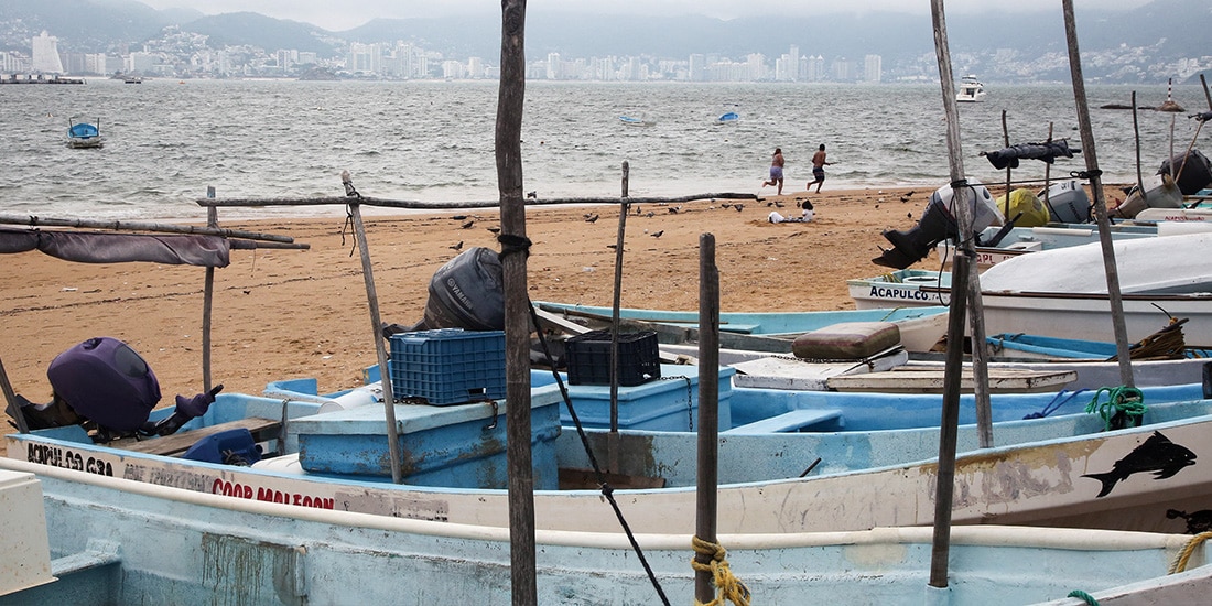 EMBARCACIONES, ayer, tras haber sido retiradas del mar en Acapulco, Guerrero.