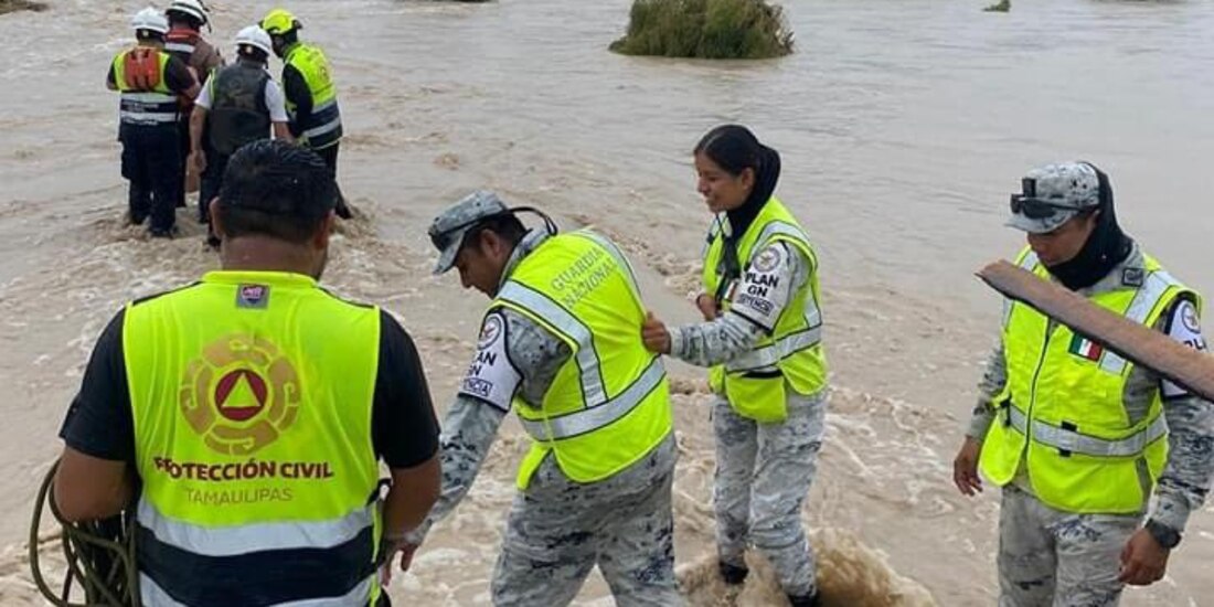 Elementos de PC Y GN en Tamaulipas, en labores de rescate en el río Guayalejo, ayer.