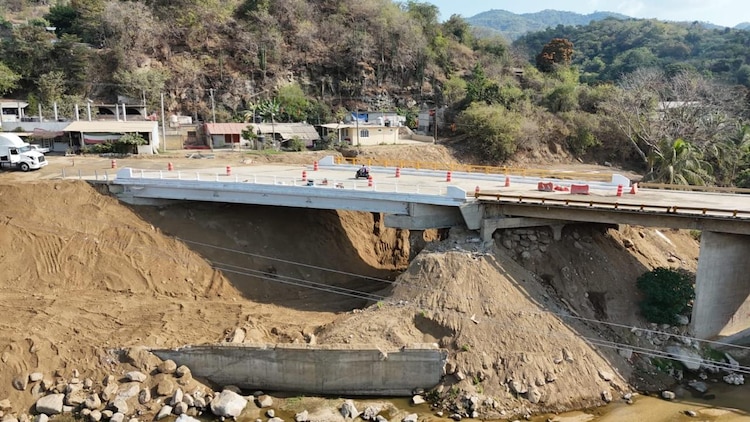 Puente Omitlán fue reconstruido con mayor altura tras daños por huracán.