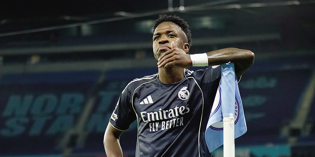 Vinícius Júnior celebra su primer gol, ayer, en la cancha del Manchester.