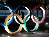 Los aros olímpicos en la sede de la próxima justa veraniega.