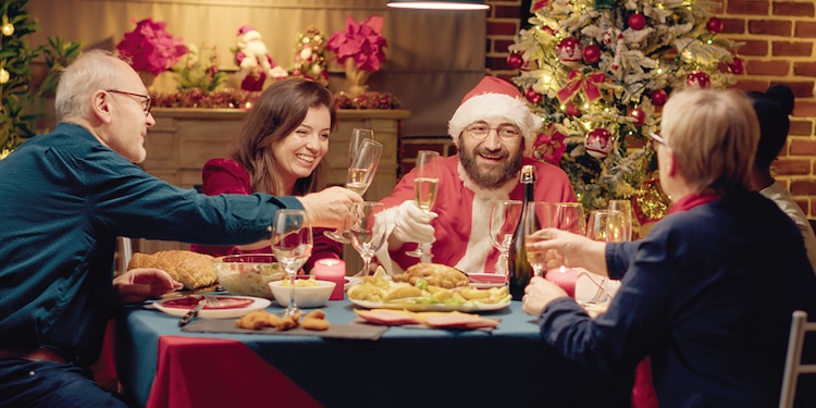 La cena navideña reúne a la familia alrededor de la mesa.