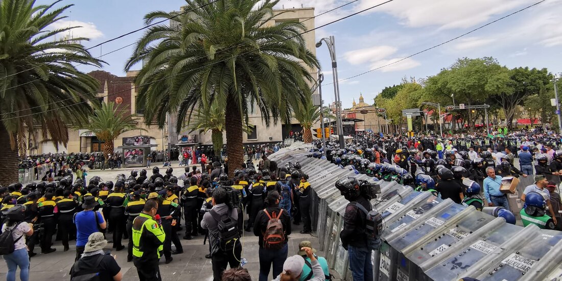 Durante el enfrentamiento, tanto manifestantes como medios de comunicación fueron rociados con gas pimienta para hacer retroceder al contingente.