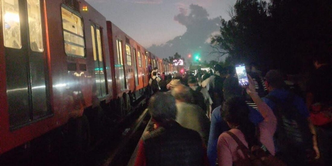 Línea 9 suspende servicio por cortocircuito.