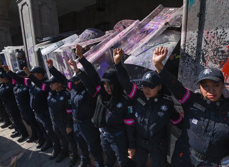 Miles de mujeres marchan por las calles de las avenidas principales con dirección al Zócalo en el marco del día de la mujer.