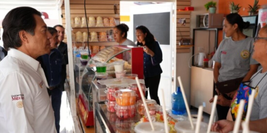 Mario Delgado, titular de la SEP, ayer, en un comedor escolar.