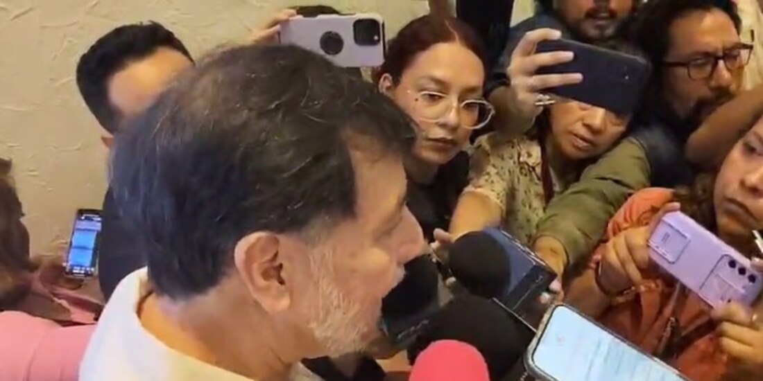 El presidente del Senado, Gerardo Fernández Noroña, habla con medios al término del Consejo Nacional de Morena.