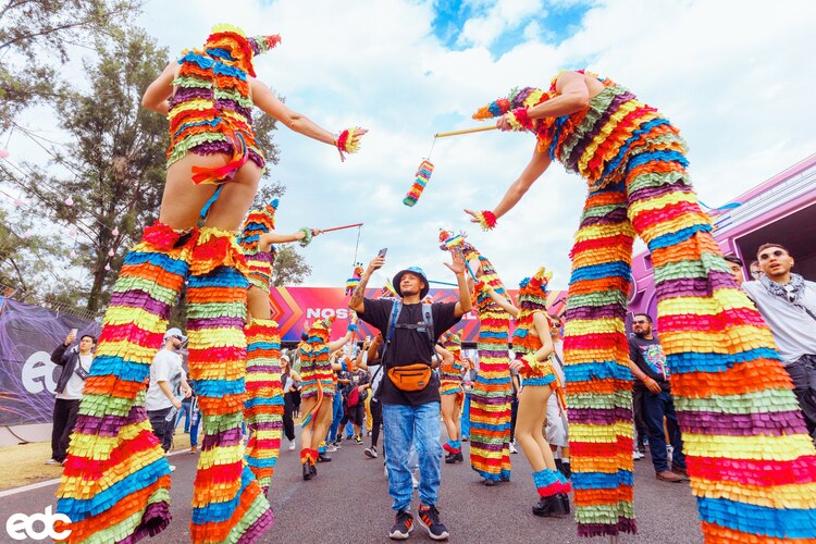 Asistentes del Electric Daisy Carnival 2025 disfrutando del primer día del festival en el Autódromo Hermanos Rodríguez