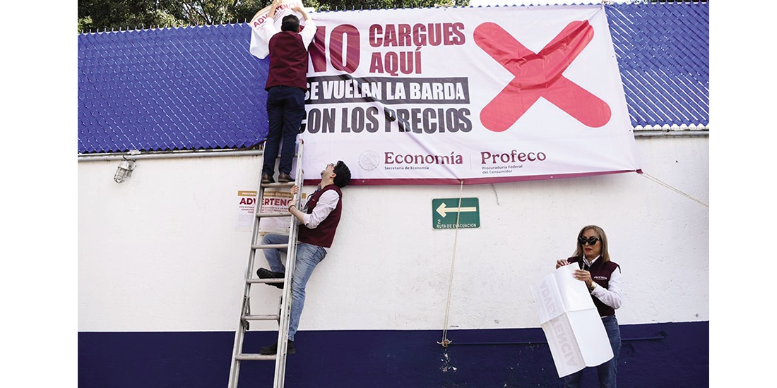 colocación de lonas en estaciones de servicio del país, ayer.