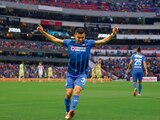 El Mago celebra una de sus anotaciones el torneo pasado con La Máquina.