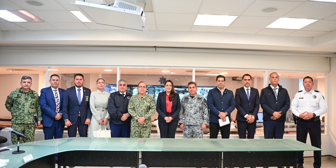 La Gobernadora con otras autoridades em el estado.