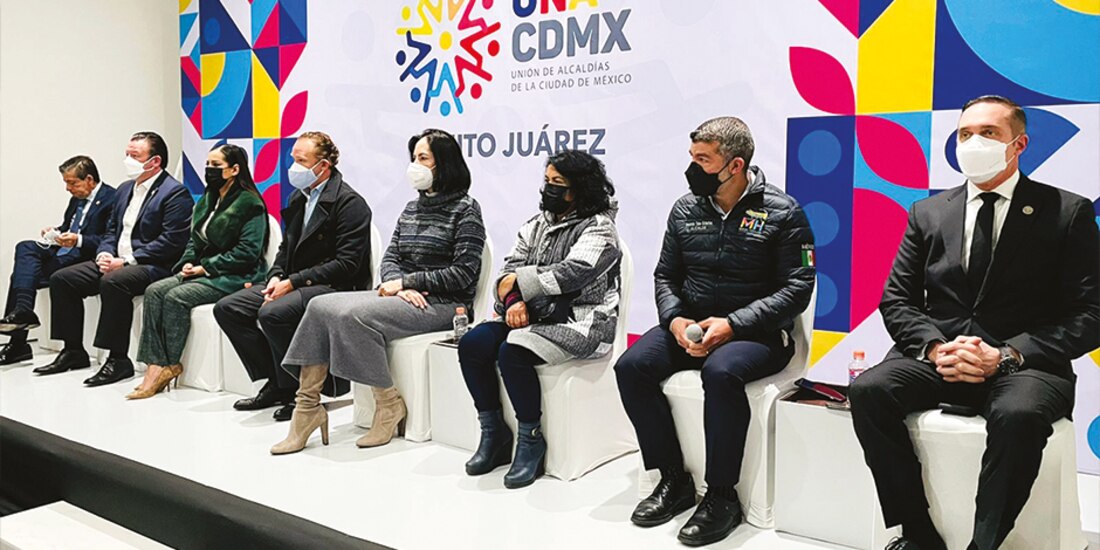 Ocho de los nueve alcaldes de oposición, ayer, en conferencia de prensa.