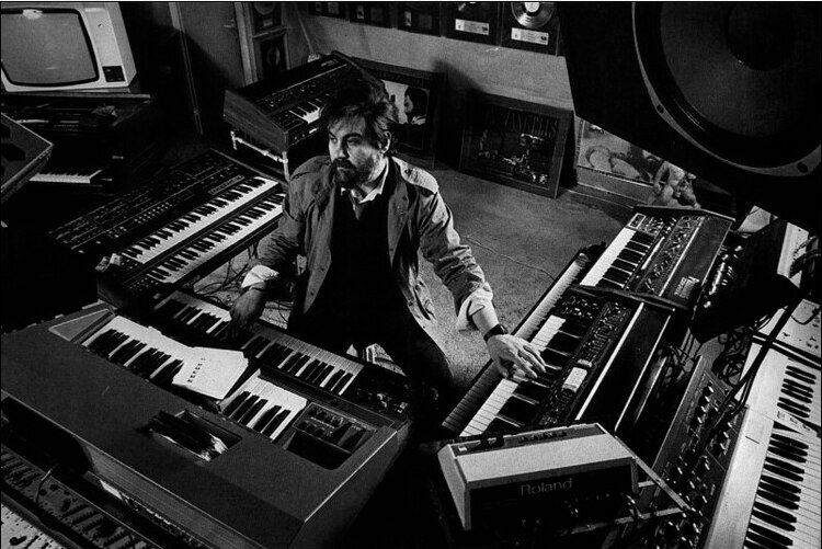 El pianista y compositor Vangelis, en su estudio, alrededor de los años 80.