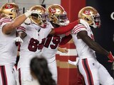 Jugadores de 49ers celebran una anotación en el juego contra Rams en la Semana 6 de la NFL.