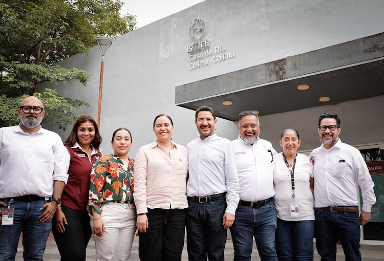 Personal del ISSSTE y funcionarios durante la entrega de credenciales de vigencia permanente de derechos a jubilados en Colima.