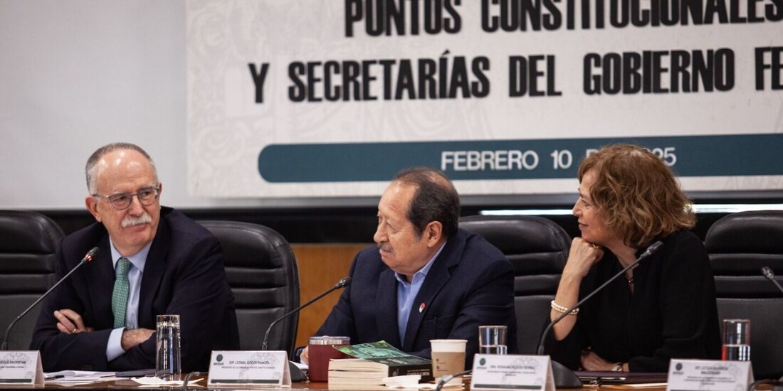 Julio Berdegué, secretario de Agricultura; Leonel Godoy, presidente de la Comisión de Puntos Constitucionales; y Rosaura Ruíz, secretaria de Ciencia, ayer.