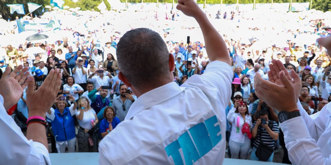 Mauricio Tabe en el cierre de su campaña en Miguel Hidalgo, rodeado de simpatizantes y aliados políticos.