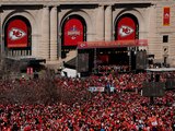 Aficionados de los Chiefs durante las celebraciones en Kansas City por la obtención del Super Bowl LVIII de la NFL.