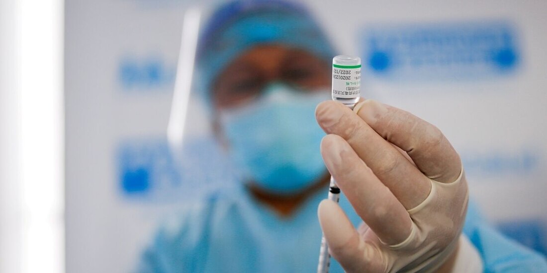 La aplicación de la vacuna contra COVID-19 de manera masiva en España se registró desde el 2021.