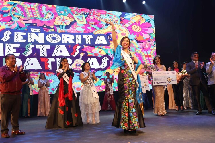 Angélica Daniela Cruz, Señorita Fiestas Patrias Huixquilucan 2025, recibe la corona por su carisma, talento y belleza.