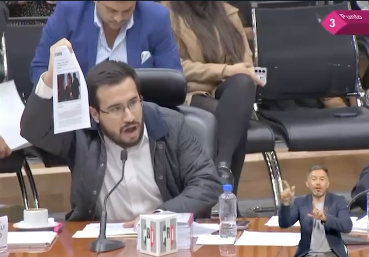 Con historial corrupto y doble nacionalidad, es Corral candidato al Senado