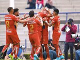 Futbolistas felinos celebran su segundo gol, ayer, en el Olímpico.