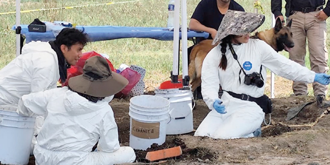 Peritos de la Fiscalía en humedales de Tláhuac, el 15 de abril.