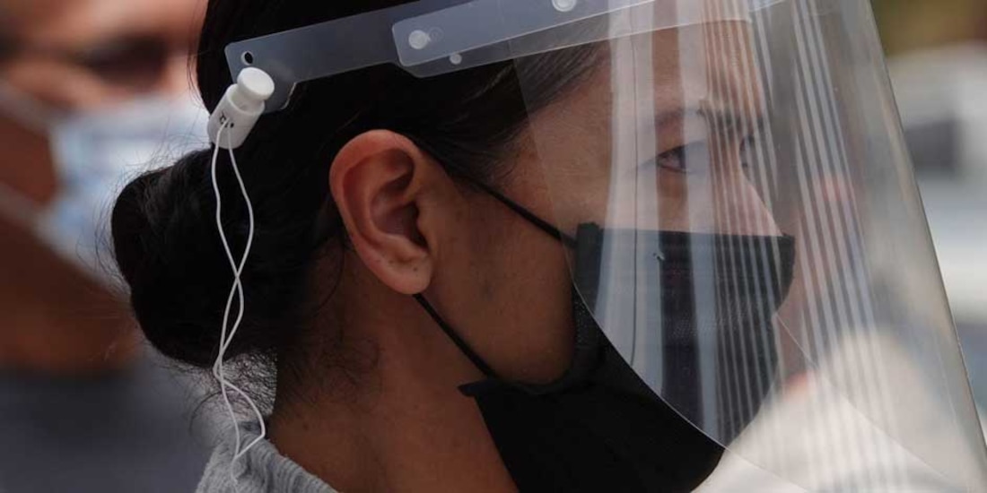 Con careta transparente y cubrebocas, así se protege la mujer dela imagen del COVID-19