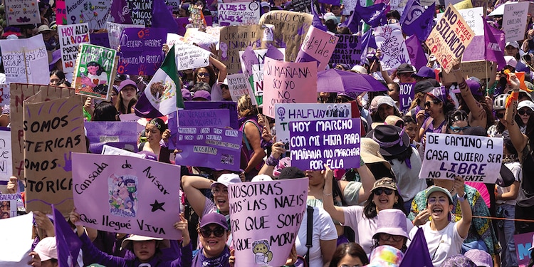 Miles de mujeres salieron a las calles de la capital para marchar por el 8M.