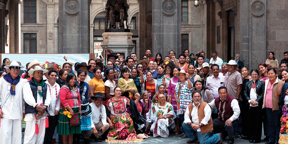SHEINBAUM, ayer, con representantes de 69 pueblos originarios y el afromexicano en Palacio