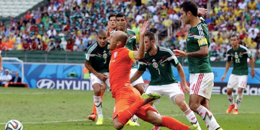 Una exestrella de Holanda reveló detalles del "No era penal" del juego ante México en Brasil 2014.