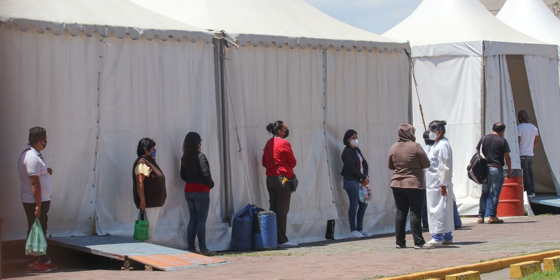 Familiares de pacientes con COVID-19 en el Hospital General Tláhuac