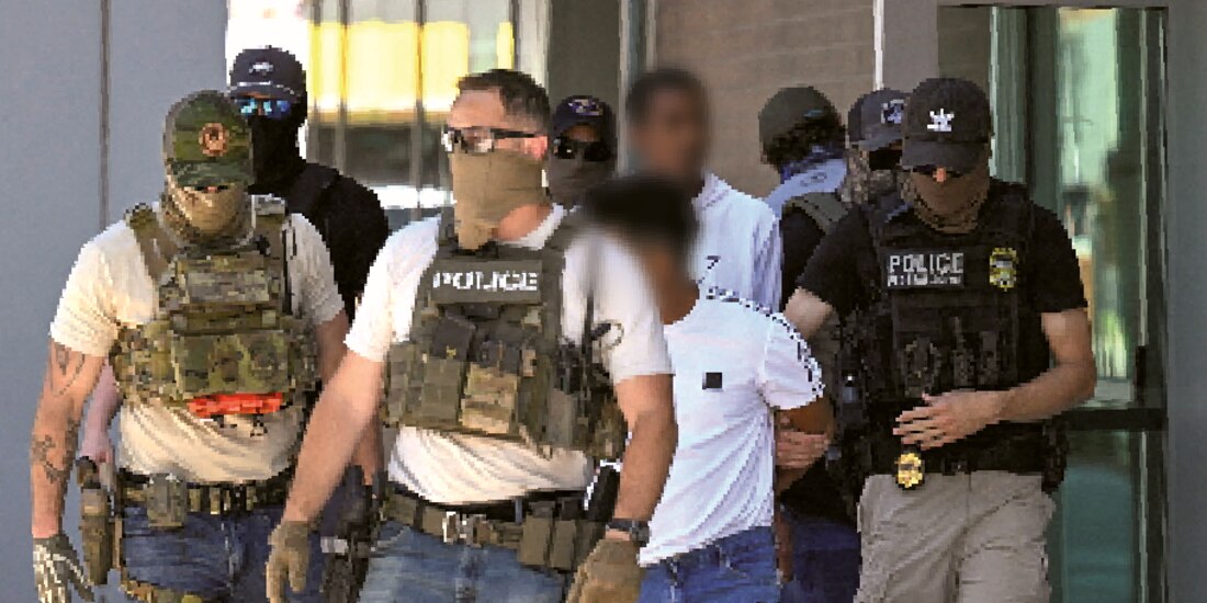 Agentes migratorios detienen a personas en un tribunal en Phoenix, Arizona, el 21 de mayo.