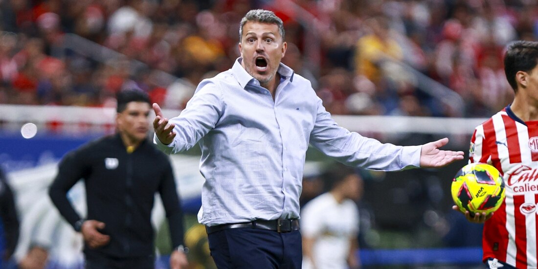 Óscar García, DT de Chivas, fue sancionado por la Comisión Disciplinaria por su patada a James Rodríguez.