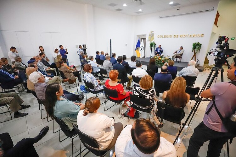 Lemus visitó el Colegio de Notarios del Estado.