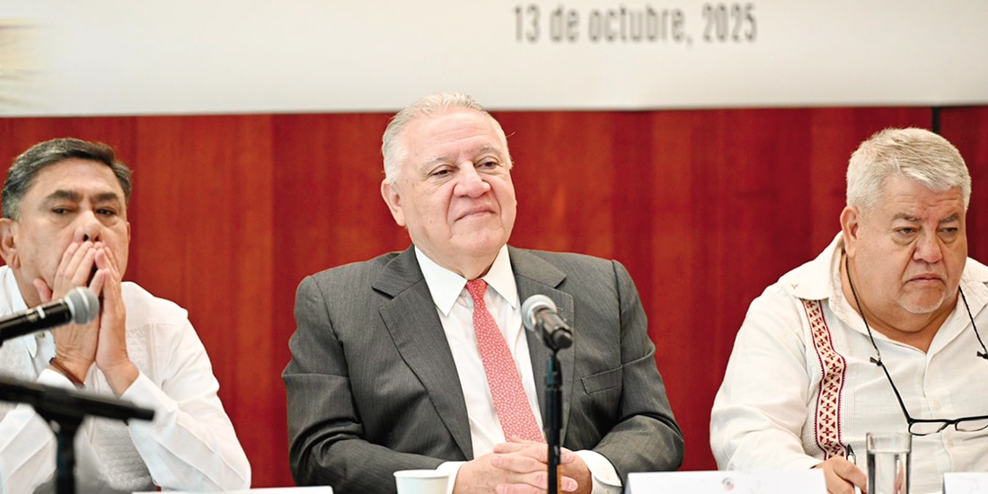 Al centro, Rafael Marín Mollinedo.