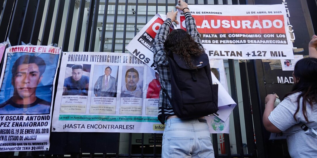El colectivo pegó en la acera un centenar de fichas de búsqueda