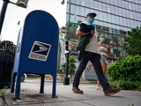 Un buzón del Servicio Postal estadounidense, en una avenida de Washington, ayer.