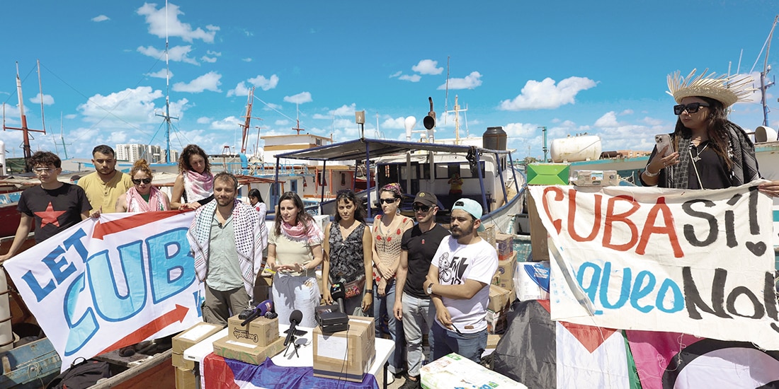 Activistas que participan en la flotilla del convoy Nuestra América preparan ayuda a Cuba, en Progreso,Yucatán, ayer.