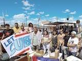 Activistas que participan en la flotilla del convoy Nuestra América preparan ayuda a Cuba, en Progreso,Yucatán, ayer.