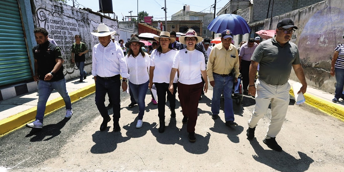 Azucena Cisneros (c.), ayer, en calles del barrio Santa Cruz Venta de Carpio.